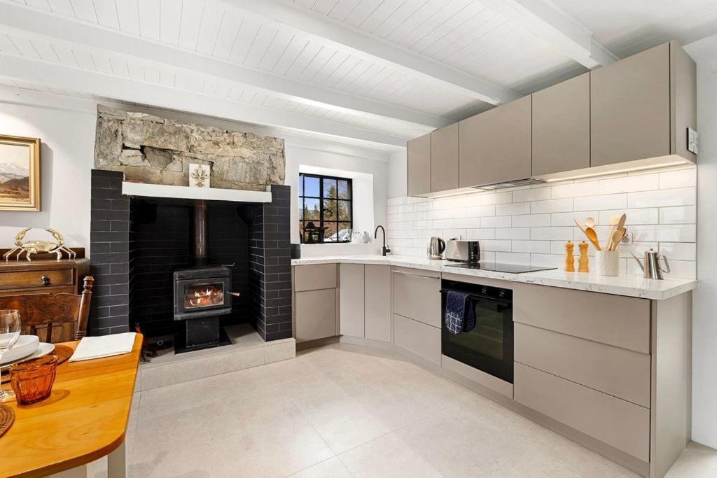 Wanaka Stone Cottage - Wanaka Holiday Home المظهر الخارجي الصورة